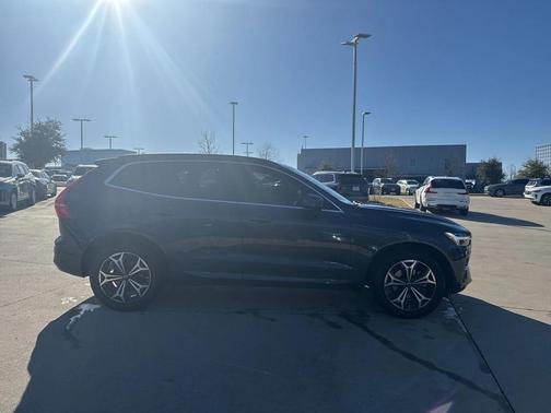 2022 Volvo XC60 B5 Momentum