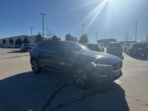 2022 Volvo XC60 B5 Momentum