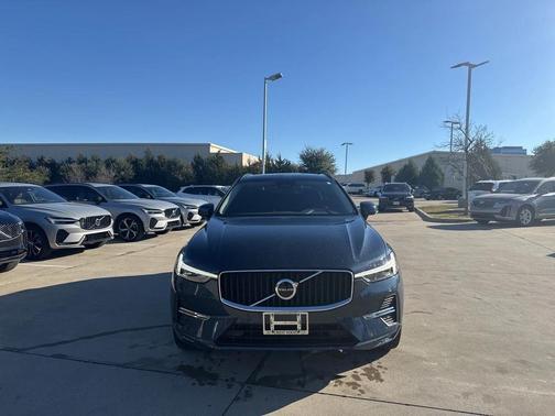 2022 Volvo XC60 B5 Momentum