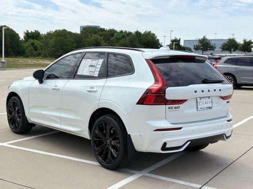 Crystal White 2026 Volvo XC60 B5 Ultra Black Edition