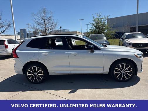 Crystal White Metallic 2023 Volvo XC60 B5 Plus Dark Theme