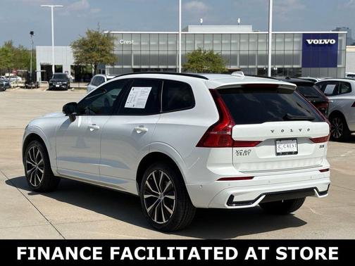 Crystal White Metallic 2023 Volvo XC60 B5 Plus Dark Theme