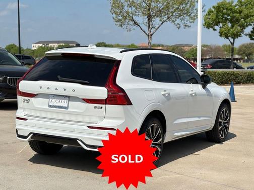 Crystal White Metallic 2023 Volvo XC60 B5 Plus Dark Theme