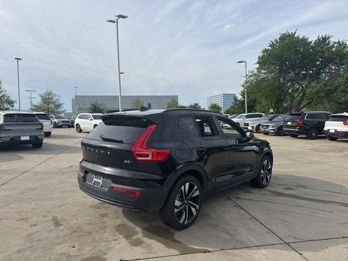 Onyx Black Metallic 2025 Volvo XC40 B5 Plus Dark Theme