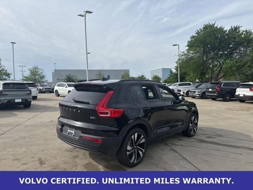 Onyx Black Metallic 2025 Volvo XC40 B5 Plus Dark Theme