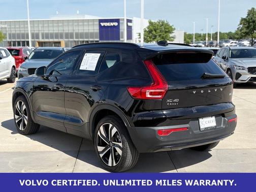 2025 Volvo XC40 B5 Plus Dark Theme