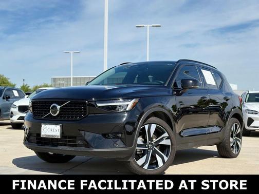 Onyx Black Metallic 2025 Volvo XC40 B5 Plus Dark Theme