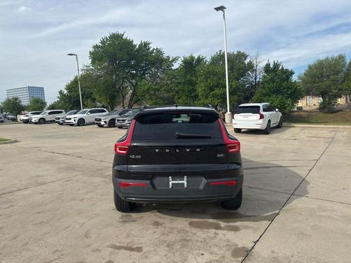 Onyx Black Metallic 2025 Volvo XC40 B5 Plus Dark Theme