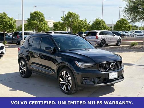 2025 Volvo XC40 B5 Plus Dark Theme