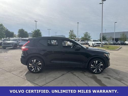 Onyx Black Metallic 2025 Volvo XC40 B5 Plus Dark Theme