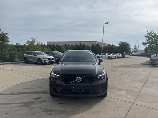 Onyx Black Metallic 2025 Volvo XC40 B5 Plus Dark Theme