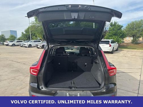 Onyx Black Metallic 2025 Volvo XC40 B5 Plus Dark Theme