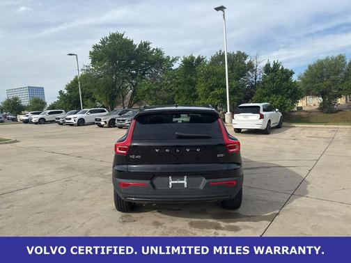 Onyx Black Metallic 2025 Volvo XC40 B5 Plus Dark Theme