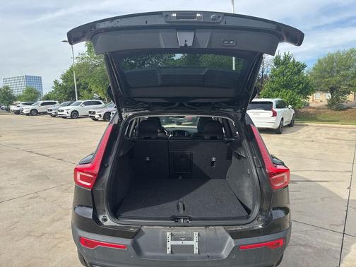 Onyx Black Metallic 2025 Volvo XC40 B5 Plus Dark Theme