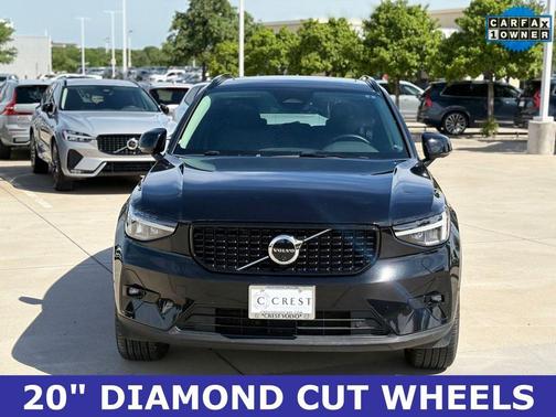 Onyx Black Metallic 2025 Volvo XC40 B5 Plus Dark Theme