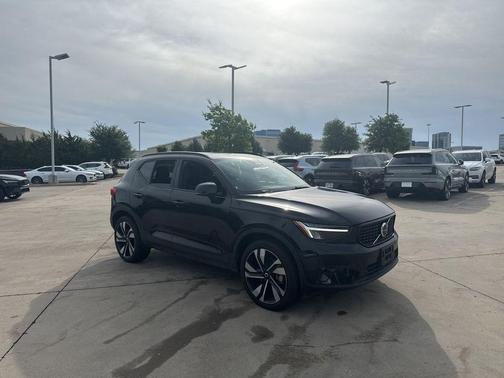 Onyx Black Metallic 2025 Volvo XC40 B5 Plus Dark Theme
