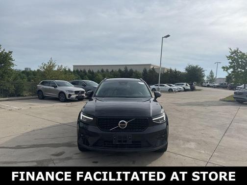 Onyx Black Metallic 2025 Volvo XC40 B5 Plus Dark Theme