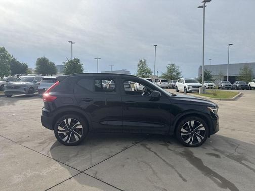 Onyx Black Metallic 2025 Volvo XC40 B5 Plus Dark Theme