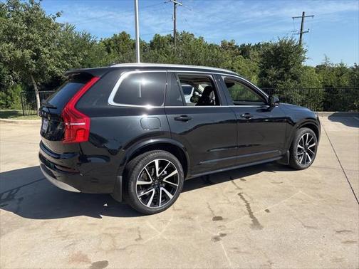 2022 Volvo XC90 T6 Momentum