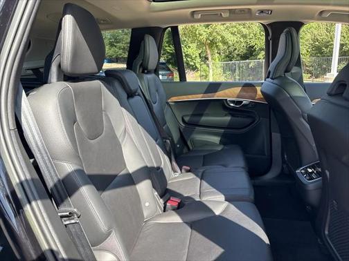 2022 Volvo XC90 T6 Momentum