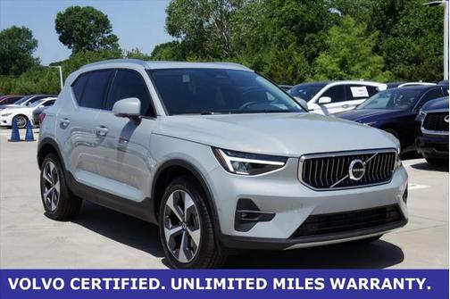 2025 Volvo XC40 B5 Plus Bright Theme