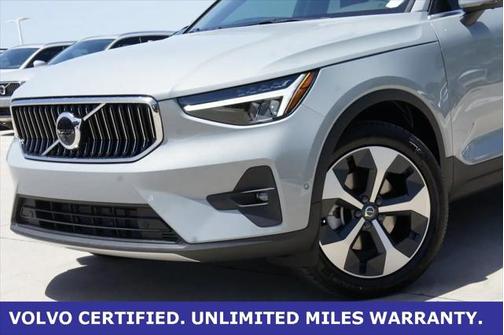 2025 Volvo XC40 B5 Plus Bright Theme