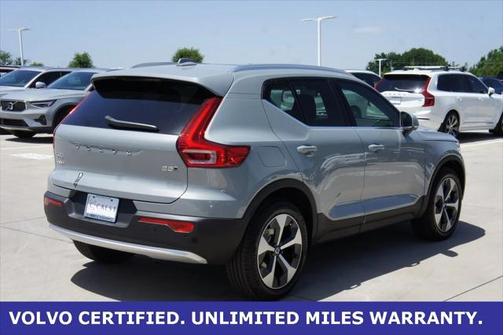 2025 Volvo XC40 B5 Plus Bright Theme
