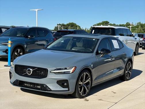 2024 Volvo S60 B5 Plus Dark Theme