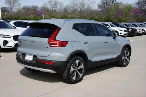 2025 Volvo XC40 B5 Core Bright Theme