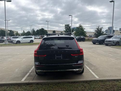 Platinum Gray Metallic 2023 Volvo XC60 B5 Plus Bright Theme