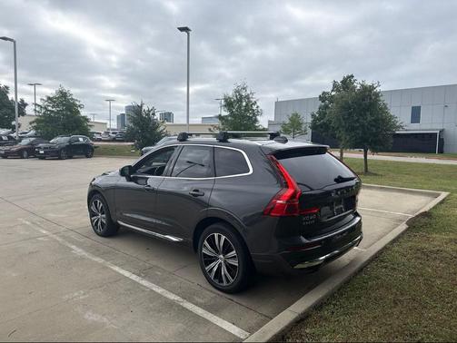 Platinum Gray Metallic 2023 Volvo XC60 B5 Plus Bright Theme