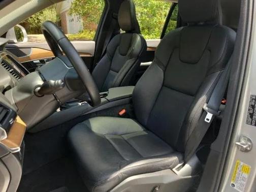 2022 Volvo XC90 T5 Momentum
