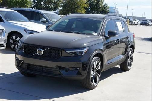 2025 Volvo XC40 B5 Ultra Dark Theme