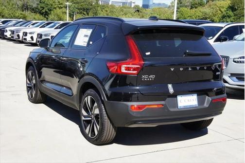 2025 Volvo XC40 B5 Ultra Dark Theme