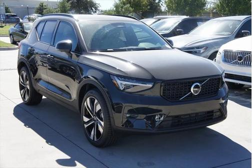 2025 Volvo XC40 B5 Ultra Dark Theme