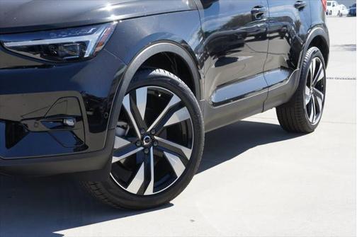 2025 Volvo XC40 B5 Ultra Dark Theme