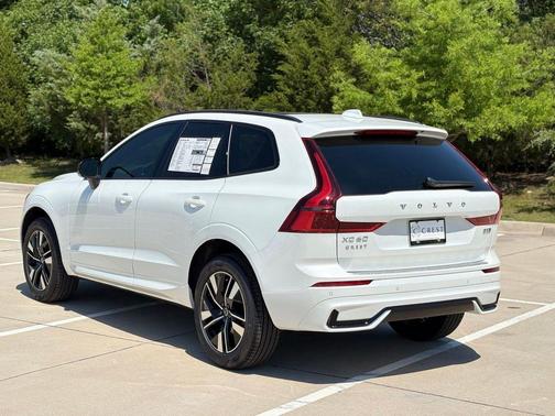 Crystal White 2026 Volvo XC60 B5 Core