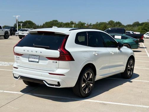Crystal White 2026 Volvo XC60 B5 Core