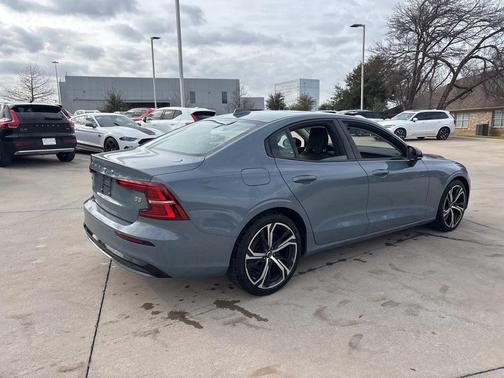 2024 Volvo S60 B5 Dark Theme