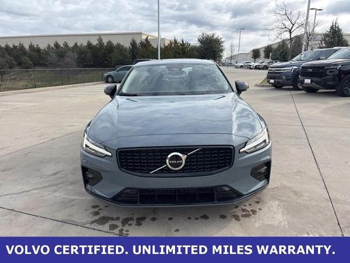 2024 Volvo S60 B5 Dark Theme