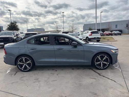 2024 Volvo S60 B5 Dark Theme