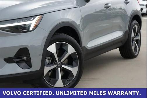 2025 Volvo XC40 B5 Plus Dark Theme