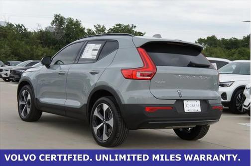 2025 Volvo XC40 B5 Plus Dark Theme