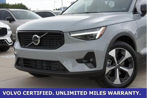 2025 Volvo XC40 B5 Plus Dark Theme