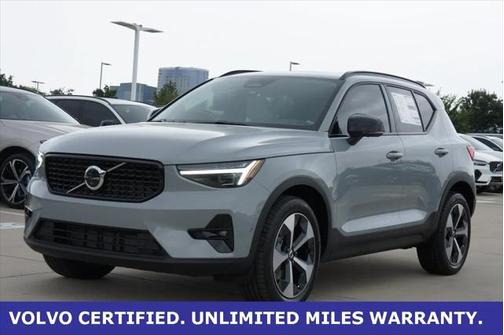 2025 Volvo XC40 B5 Plus Dark Theme