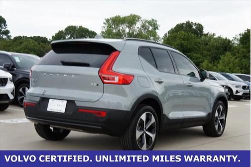 2025 Volvo XC40 B5 Plus Dark Theme