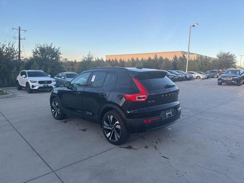 2025 Volvo XC40 B5 Plus Dark Theme