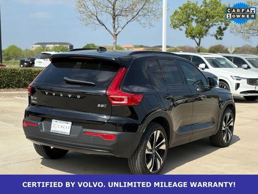Onyx Black Metallic 2025 Volvo XC40 B5 Plus Dark Theme