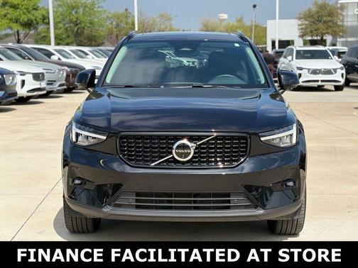 Onyx Black Metallic 2025 Volvo XC40 B5 Plus Dark Theme