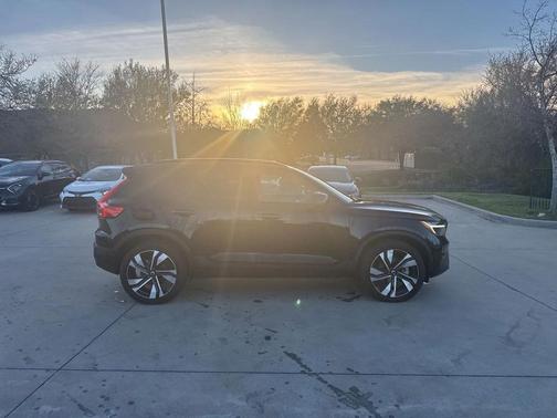 2025 Volvo XC40 B5 Plus Dark Theme